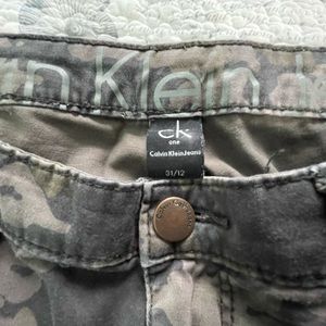 Calvin Klein Jeans Women's Straight Leg Camo Green Gray Jeans